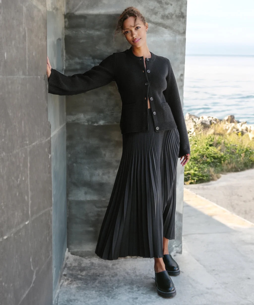 Women's Round-Neck Cardigan with Button Placket and Front Pockets